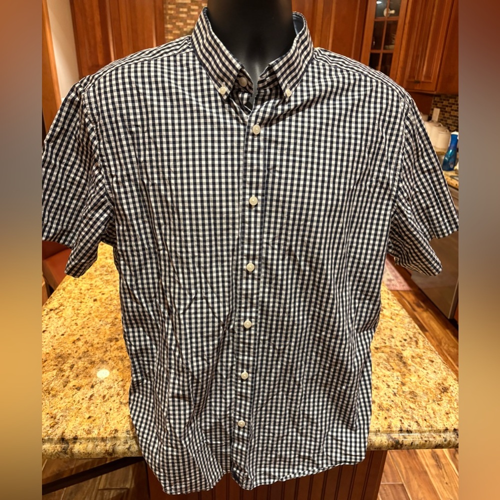 UNTUCKit men’s short sleeve shirt. Sharp Black and White‎ Gingham plaid w/logo